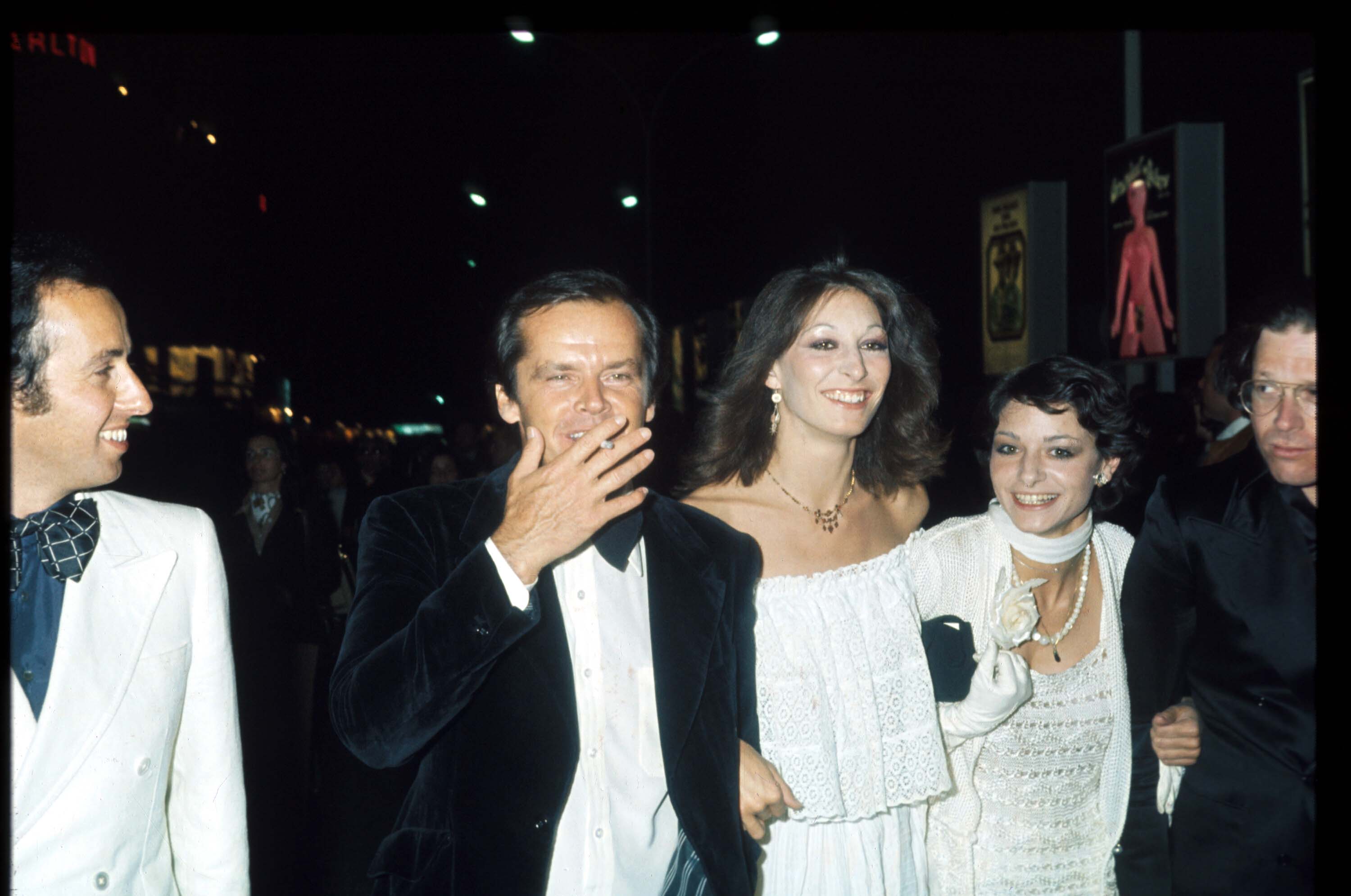1974 г. Джак Никълсън и Анжелика Хюстън. Двамата се сгодятават през тази година. Във връзката си имат възходи и падения, моменти на раздели. Те са една от най-следените двойки през тези години. 
