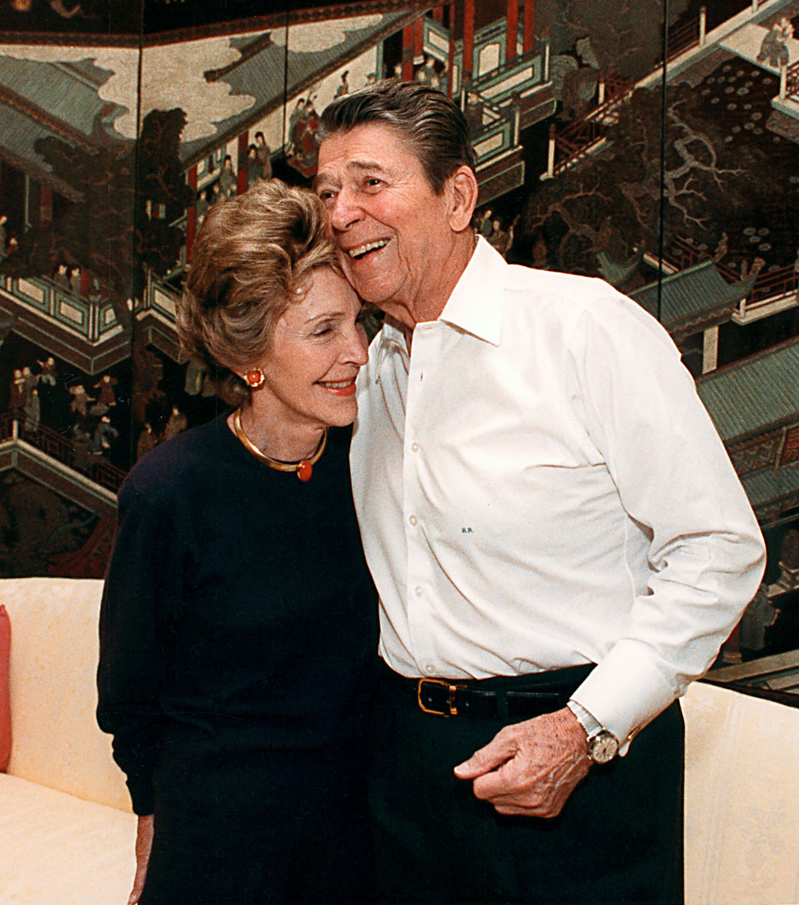 1980 г. Роналд и Нанси Рейгън. Една от най-известните двойки в света. Годината е значима, защото тогава Рейгън печели президентските избори в САЩ. Официално те се превръщат в една от най-влиятелните двойки в света. 