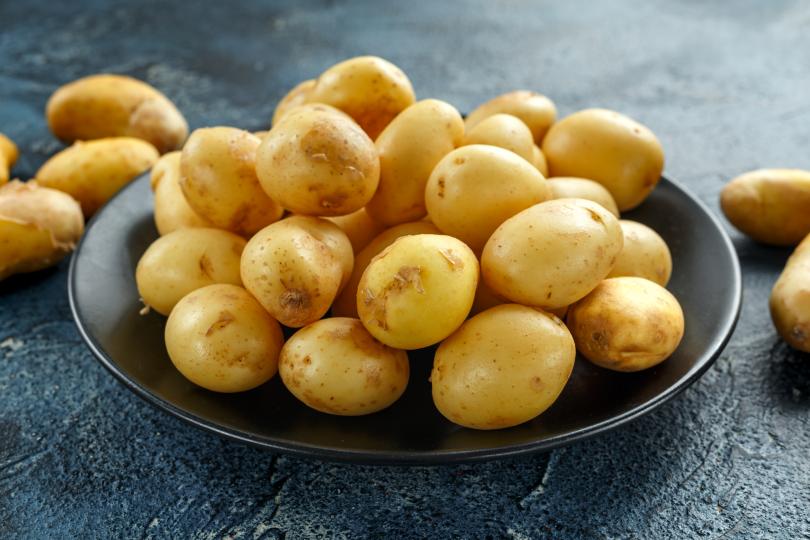 <p>Ако ще се прави картофено пюре,&nbsp;картофите&nbsp;е добре да се нарежат на малки парченца, за да се намали времето за обработка.</p>