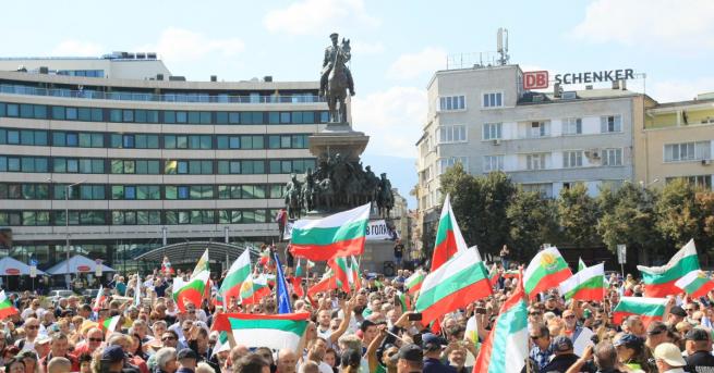 Десетки се събраха на протест пред Народното събрание с искане