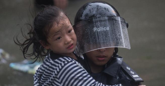 Тайфунът Мангхут достигна Китай и причини хаос в Хонконг където