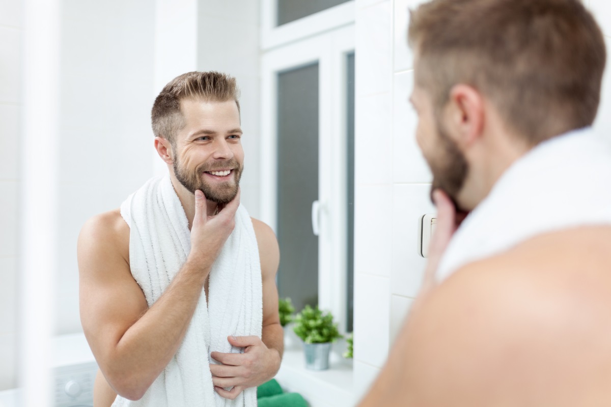 2. Не "къпете" брадата си – ако искате да имате дълга брада, трябва и да се грижите за нея всекидневно. Ако се замислите по колко пъти на ден пипате брадата си с пръсти, ще се убедите в това, че в края на деня тя е най-мръсната част от лицето ви. Специалистите препоръчват да използвате специален шампоан за брада, когато се къпете вечер.
