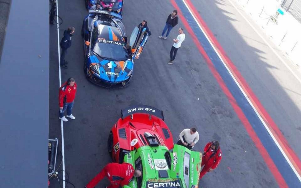 Технически проблем спря Иван Влъчков във второто състезание в GT4