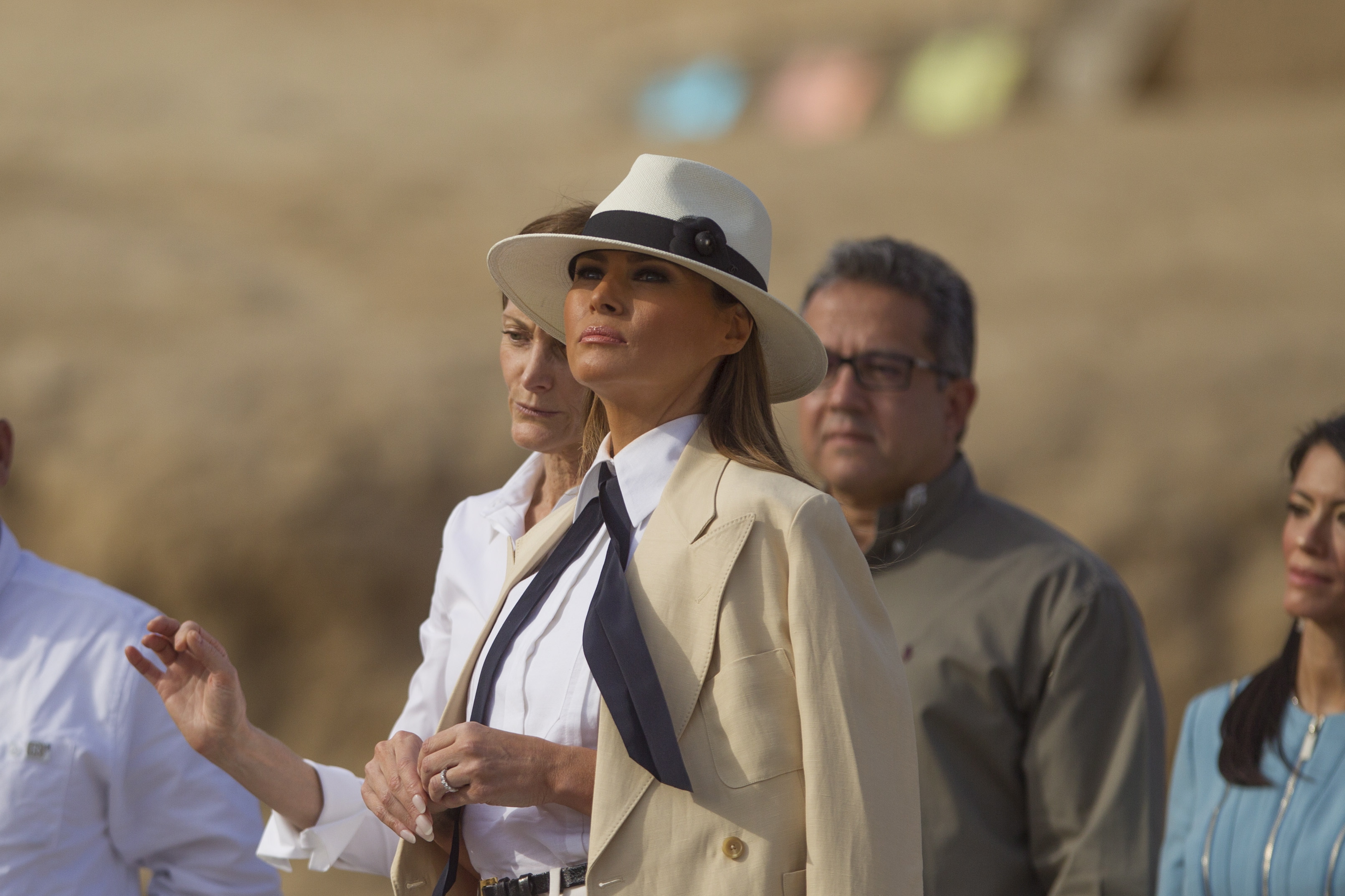 Първата дама на САЩ Мелания Тръмп приключи африканската си обиколка с посещение в Египет, където разгледа пирамидите и сфинкса в Гиза.