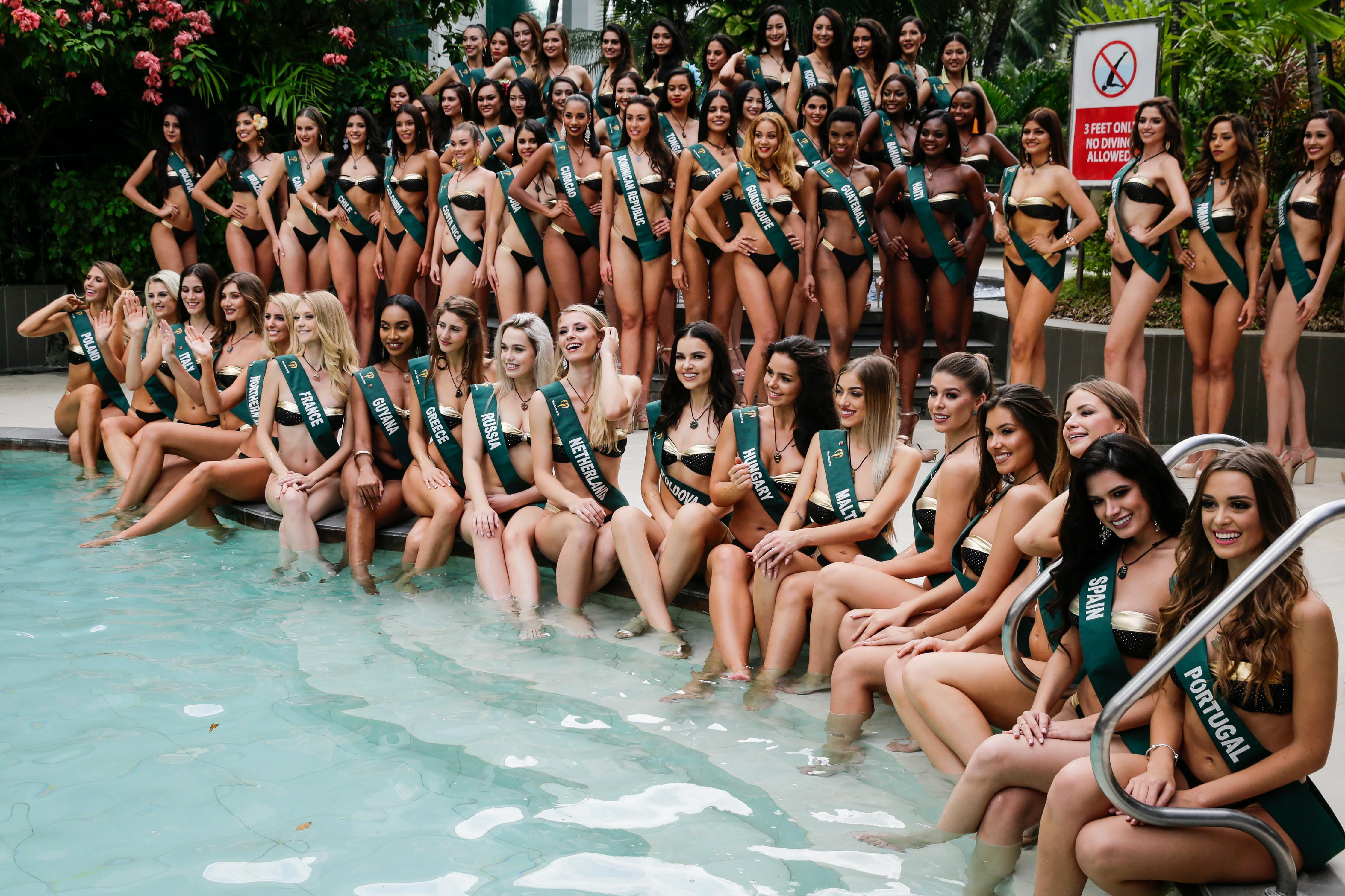 Участнички в конкурса "Мис Земя 2018" дефилират по бански пред фотографите край басейн в столицата на Филипините - Манила