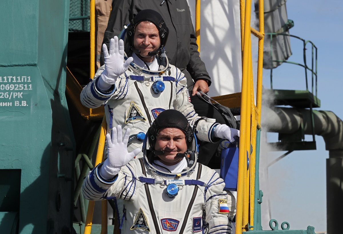 На борда са били руският космонавт Алексей Овчинин и американецът Ник Хейг