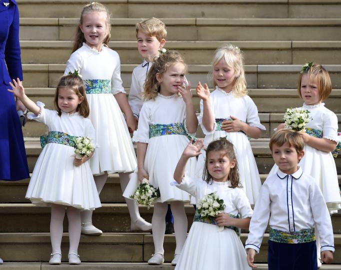 <p>Малките шафери на сватбата на принцеса Юджийн отново приковаха вниманието на всички към себе си. И предизвикаха широки усмивки.</p>