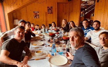 Меси събра семейството си