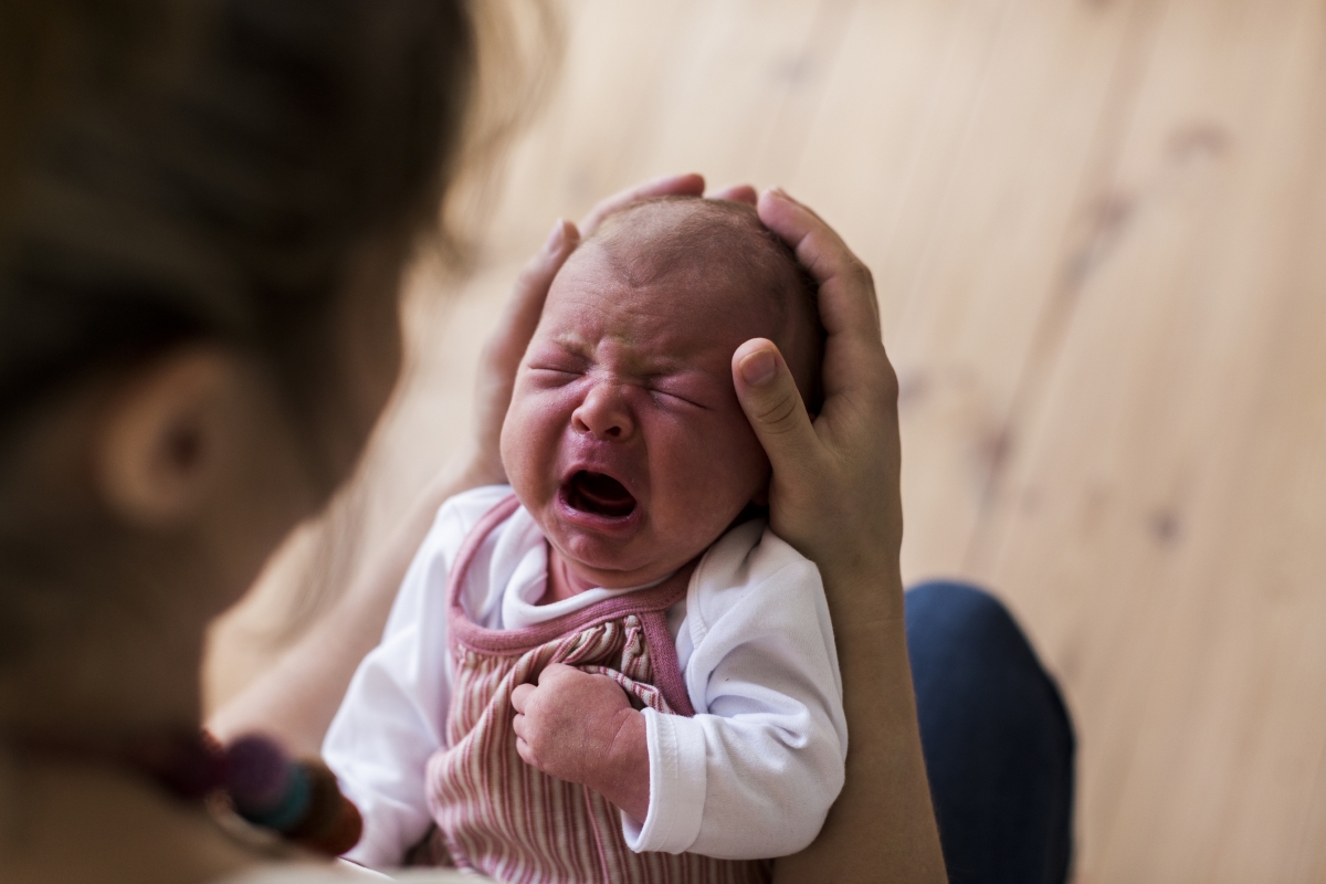Новородените плачат за всичко: защото са гладни, жадни, или искат внимание. Каквао и да е причината - това е първият начин, по който ние даваме сигнал, че нещо с нас не е наред и разчитаме на някого да ни помогне. 