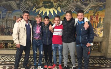 Юноши на Ботев сред публиката на спектакъла 