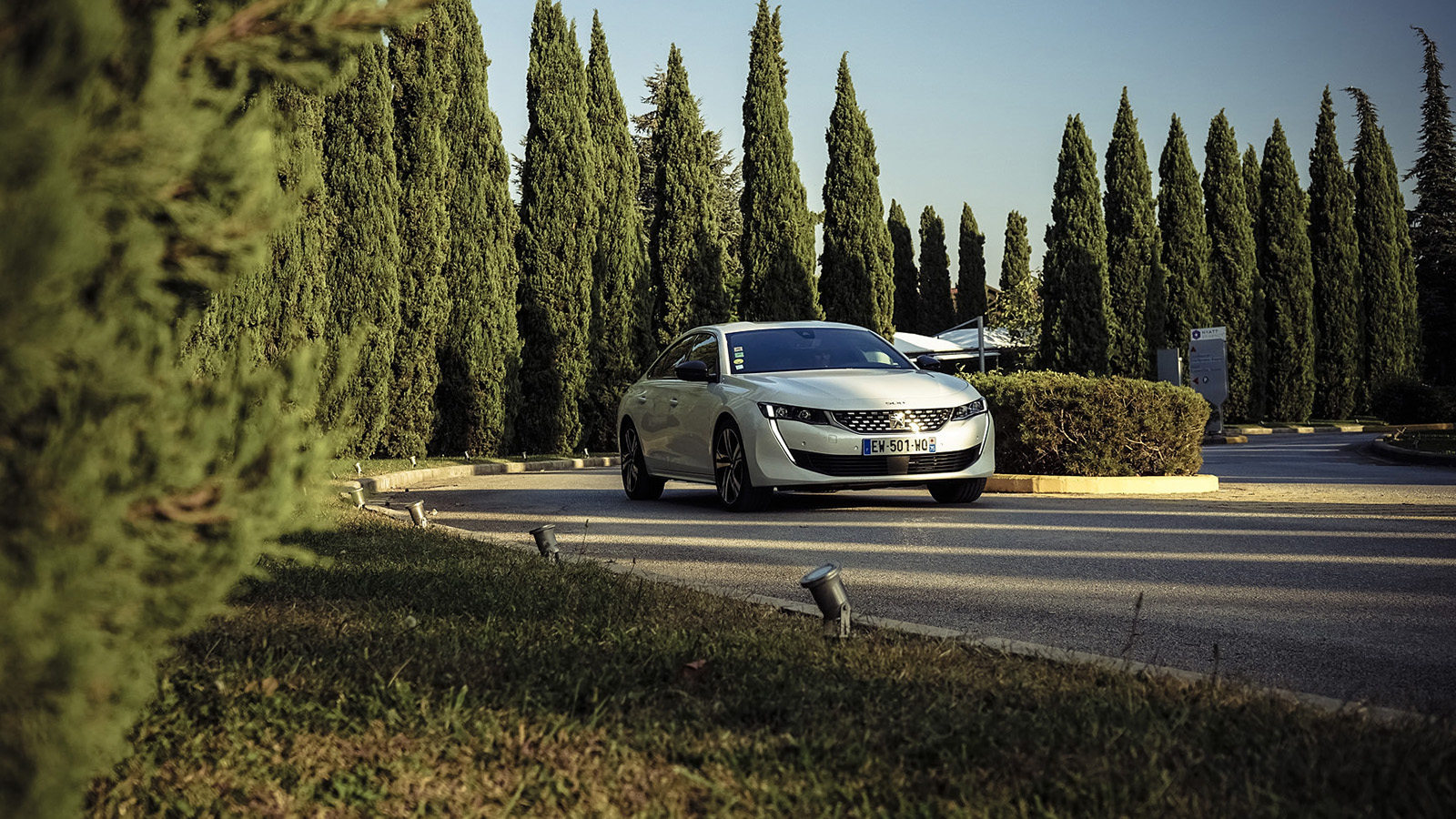 Peugeot създаде един от най-красиви си автомобили, за да преобърне представите за стереотипния сегмент D. 508 буквално крещи в лицето на всички установени играчи, като се цели изключително високо: BMW.