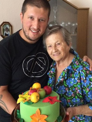 Ренат Агзамов с 91-годишната си баба (2016 г.)