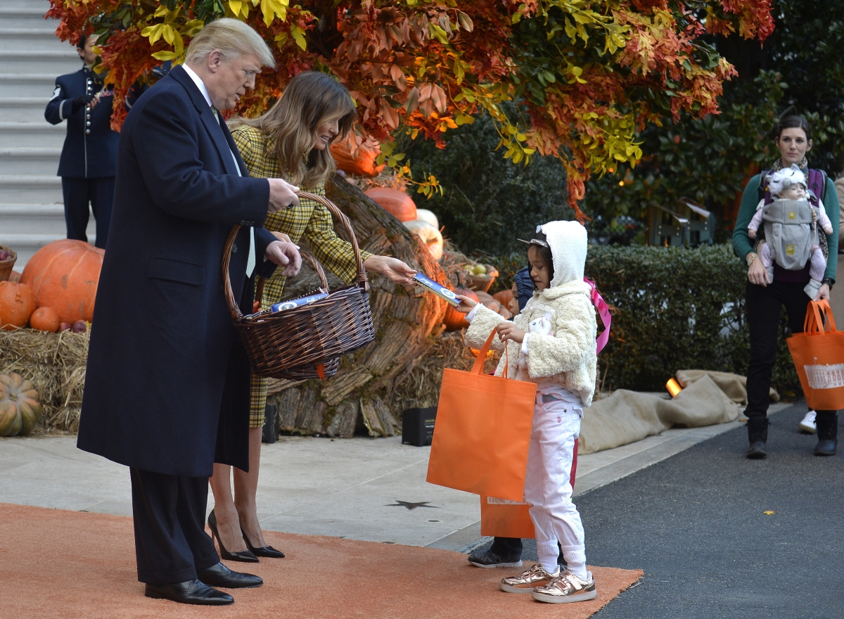 Мелания и Доналд Тръмп посрещат деца в Белия дом по случай Хелоуин. Те им раздават лакомства, а основен акцент в декорацията е тиквата.
