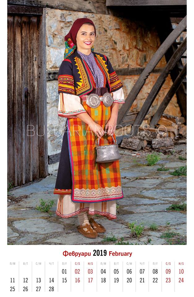 Празнична женска носия от района на Дедеагач (втората половина на ХIХ в.)<br />
Women’s festive garb from Dedeagach region (second half of the 19th century)<br />
Модел: Ваня Костадинова <br />
Model: Vanya Kostadinova