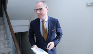  Съдия: Лозан Панов прояви държание на дезертьор от проблемите - България | Vesti.bg - https://www.vesti.bg/bulgaria/sydiia-lozan-panov-proiavi-povedenie-na-beglec-ot-problemite-6109086 