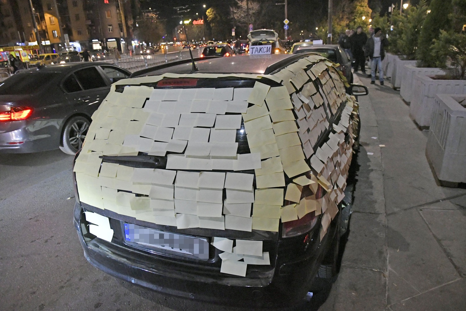 Шофьори налепиха с мемори стикери автомобил, паркиран на стоянката за таксита до пилоните на НДК в София