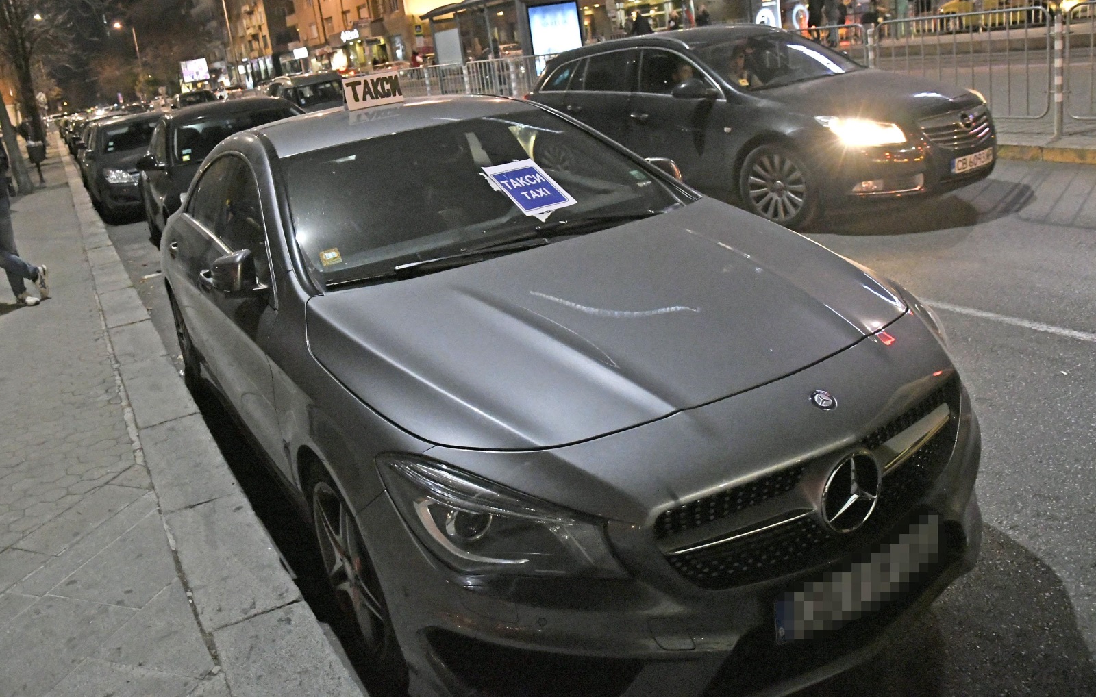Шофьори налепиха с мемори стикери автомобил, паркиран на стоянката за таксита до пилоните на НДК в София