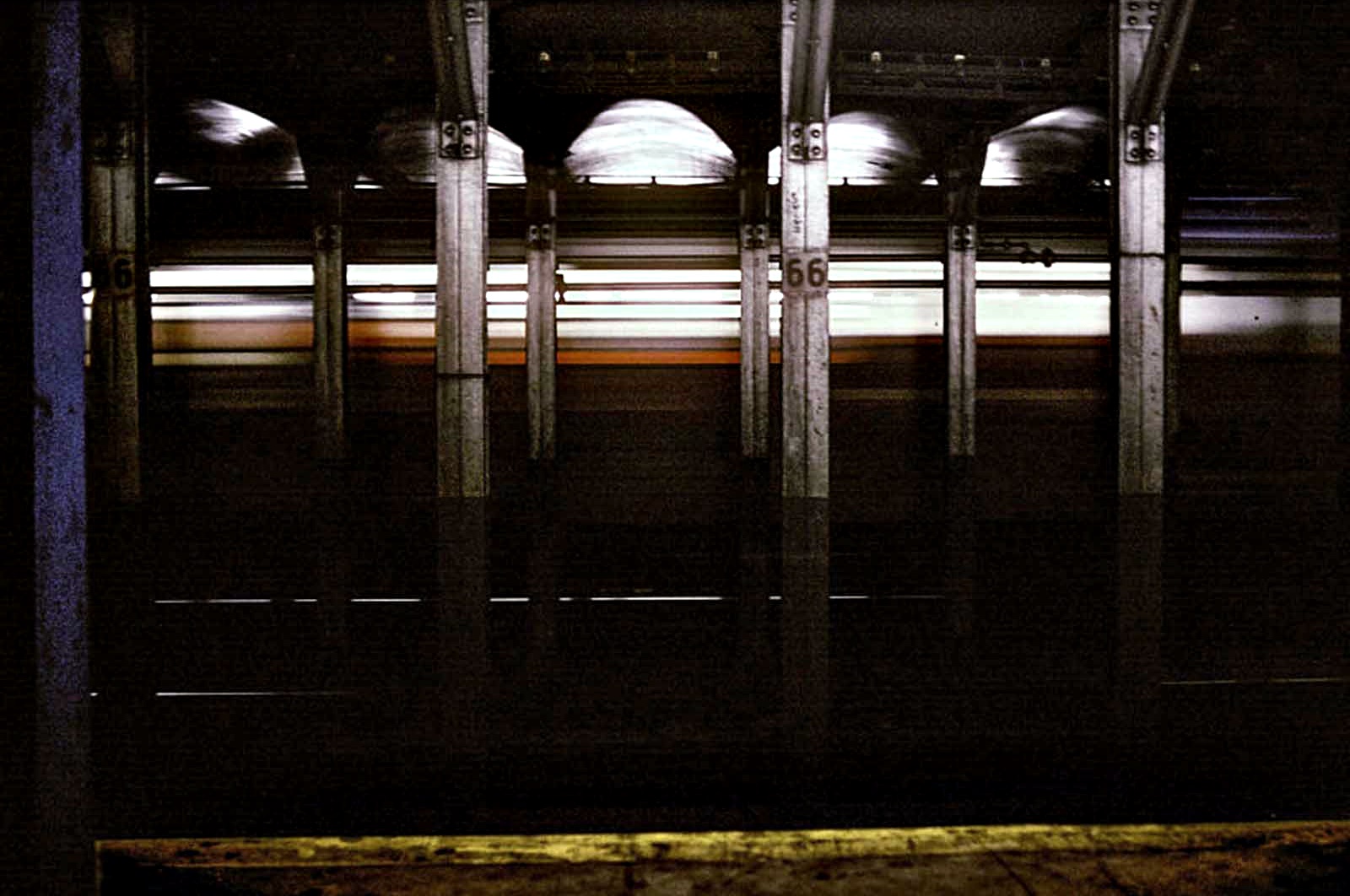 В края на 70-те и началото на 80-те г. на ХХ в. швейцарският фотограф Уили Спилър прави поредица от снимки в нюйорксокото метро, които по-късно стават известни като "Ад на колела". В своята поредица той показва красотата и тъминаната на метрото, превръщайки труда си в една цветна поема за мегаполиса и неговите хора.