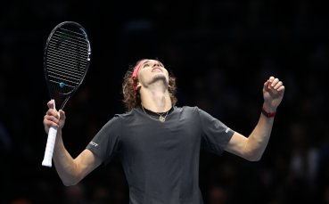 Зверев стигна до мач за титлата, изхвърли Федерер в Лондон