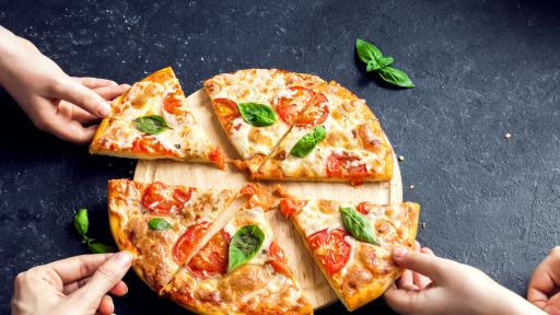  В Турция осъдиха на затвор човек, изплюл се върху пица 