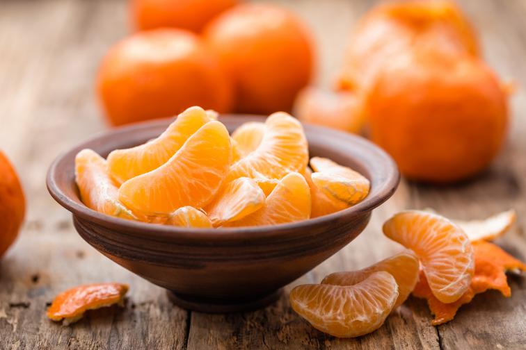  Мандарини <br> <br> Ползата за косата от мандарините е огромна – богатото им наличие на витамин C улеснява усвояването на желязо за организма ви, когато хапвате спанак да вземем за пример. 