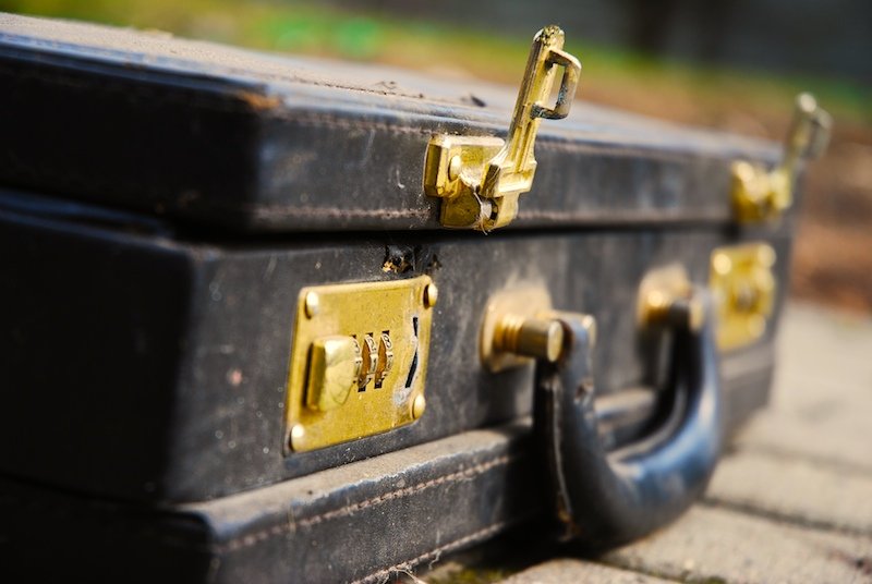 Зловеща находка в Атина: Намериха куфар с разчленено женско тяло в изоставена сграда