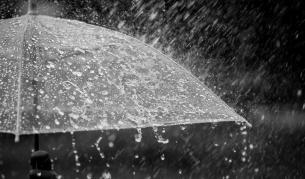 Порои връхлитат България! За три области е обявен червен код