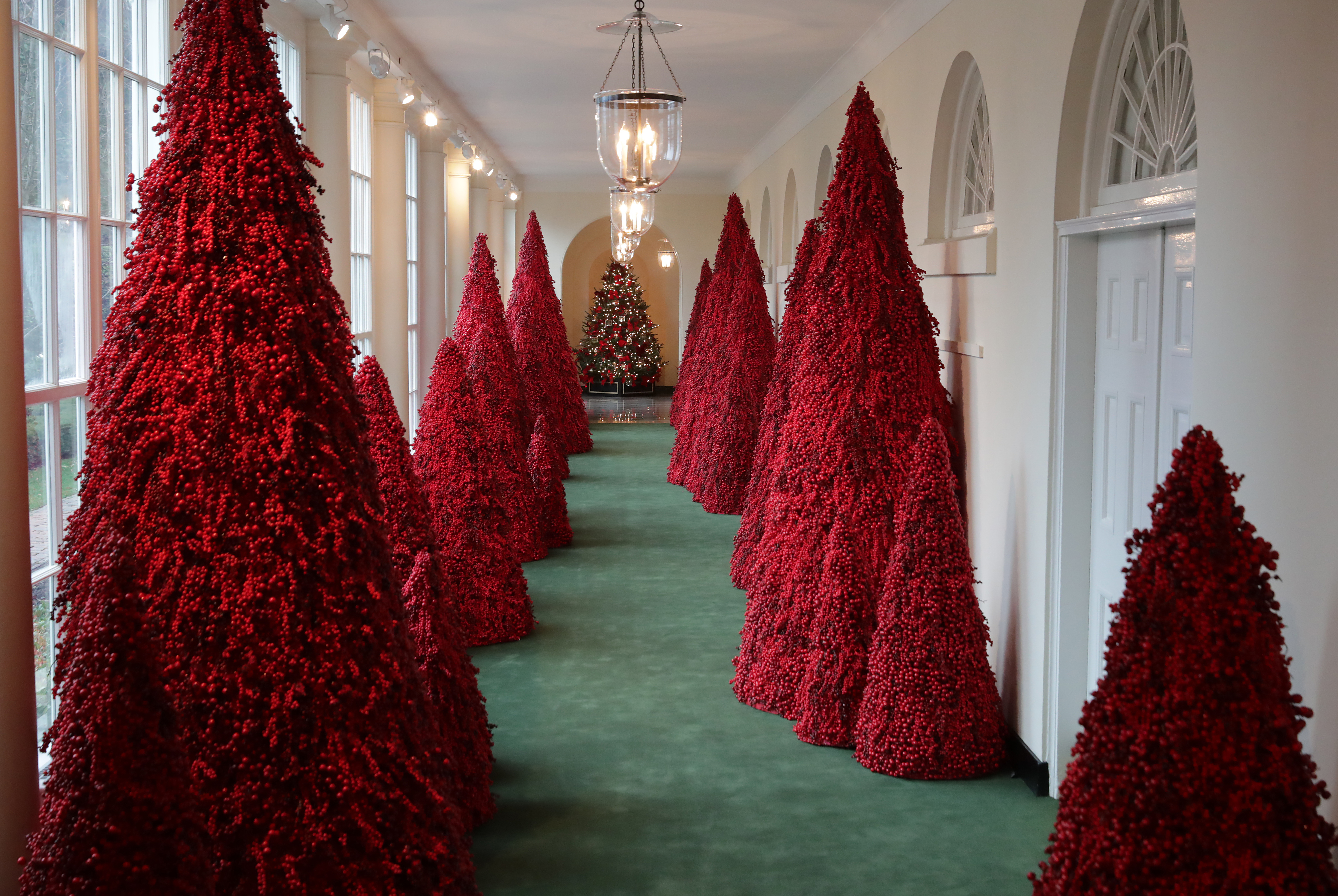 Първата дама на САЩ Мелания Тръмп представи тазгодишната коледна украса на Белия дом, като декорът й е вдъхновен от лайтмотива "Съкровищата на Америка".