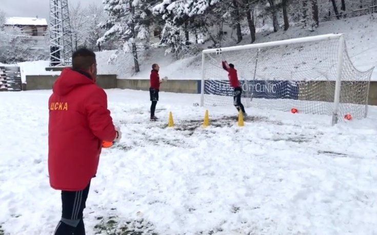 Вратарите на ЦСКА с тренировка в снега /видео/