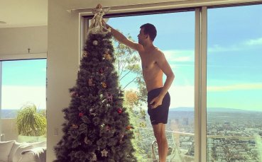 Гришо в коледно настроение, украси елхата