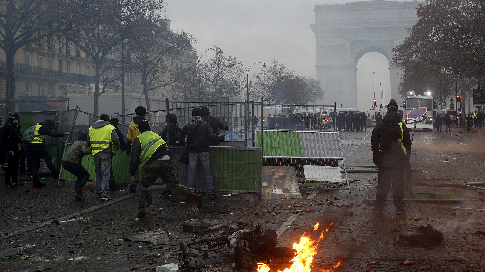 Маскирани демонстранти направиха опит да пробият полицейския кордон в центъра на френската столица като замеряха с камъни и димни гранати. Органите на реда отвърнаха със сълзотворен газ и водни оръдия, в опит да разпръснат тълпата.