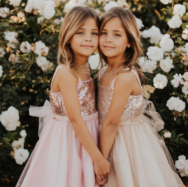 Наричат Лий Роуз и Ава Мари най-красивите момичета на света. 8-годишните близначки имат над 840 хил. последователи в Инстаграм, а десетки модни марки ги ползват за лица на артикулите си. Мениджър на сестрите от Лос Анджелис е тяхната не по-малко красива майка Джаки. За първи път Джаки опитала да въвлече дъщерите си в модния бизнес, когато били едва на 6 месеца. Мотивът ѝ бил, че постоянно получавала комплименти колко хубави са момичетата.