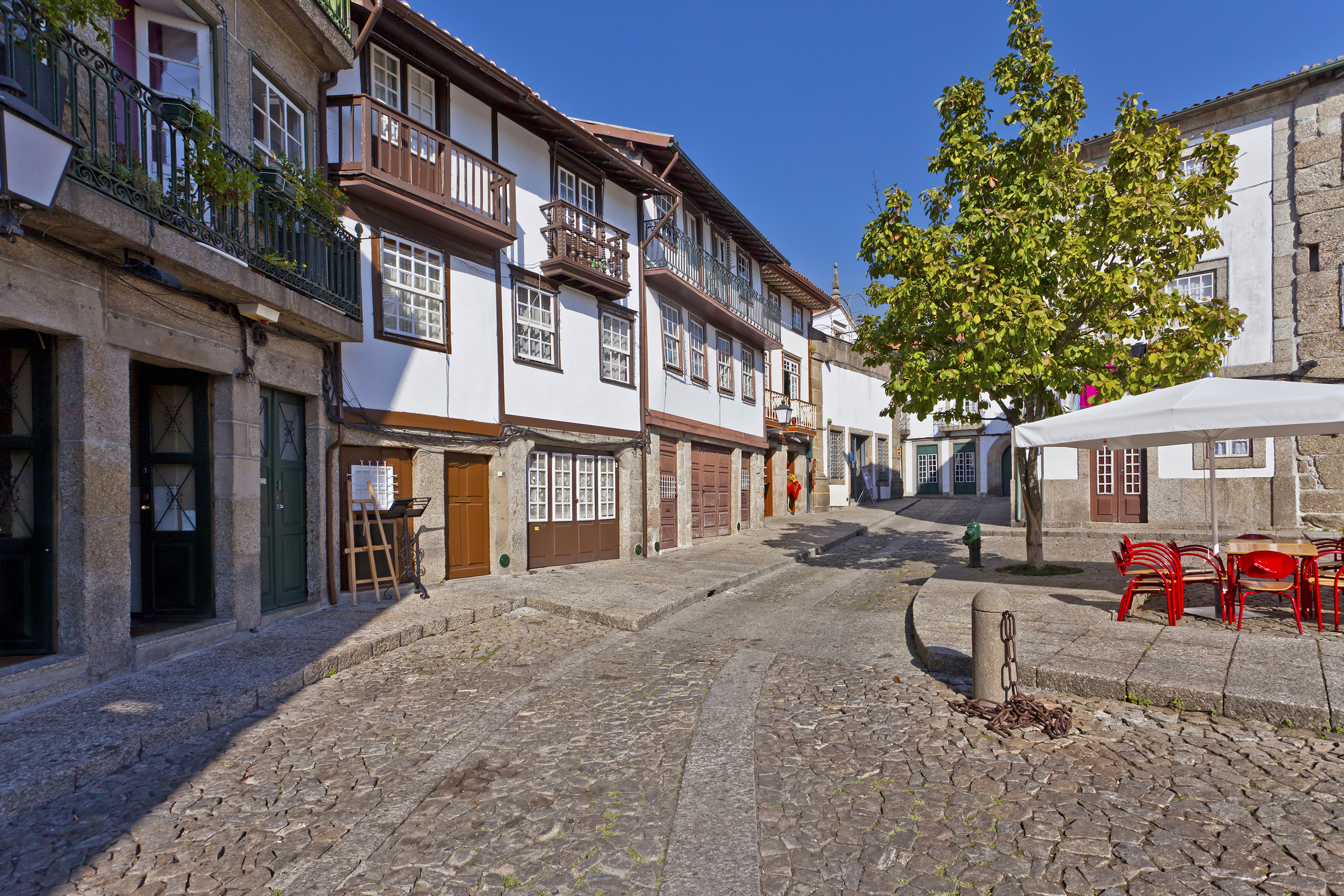 2. Гимараеш, Португалия<br />
Малки прохладни улички, уютни кафенета и сладката тъга на португалската музика. В Гимараеш можеш да се насладиш на бавната, вкусна и слънчева страна на живота.