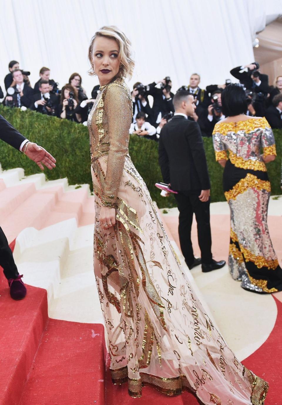 Актрисата се потапя буквално във всяка своя нова роля. Променя косата си, прави я руса, черна, червена, дори я подстригва