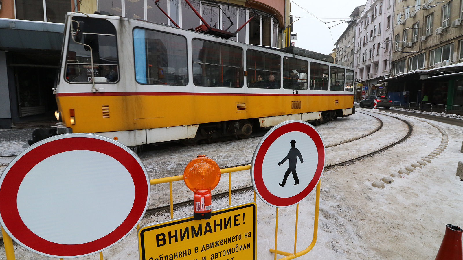 По цялото трасе са поставени постоянни и временни ограничители за безопасност на гражданите и да се раздели трамваят от пътните зони. Елементите бяха сравнени с перки на акули и надгробни плочи, а общината реши ги подмени със същите като форма, но два пъти по-малки по обем.