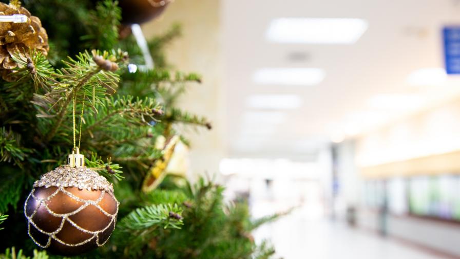 Елфите от "SMART Коледа" зарадваха пациенти в "Пирогов"