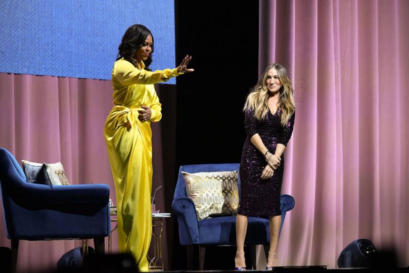 <p>Мишел Обама продължава турнето за представяне на автобиографичната си книга &bdquo;Becoming&rdquo;. Преди седмица тя се оказа в Бруклин, където седна да поговори по женски с актрисата Сара Джесика Паркър. На срещата госпожа Обама се появи с екстравагантен тоалет. Бившата първа дама бе избрала предизвикателен тоалет на Balenciaga от пролетната колекция на марката. Жълтата рокля с дълбока цепка тя бе комбинирана с холограмни ботуши чизми на висок ток от същата марка.</p>