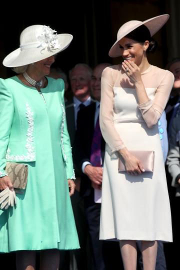 <p>Камила Паркър-Боулс и Меган Маркъл по време на събитие по случай 70-тия рожден ден на принц Чарлз през 2018 г.</p>