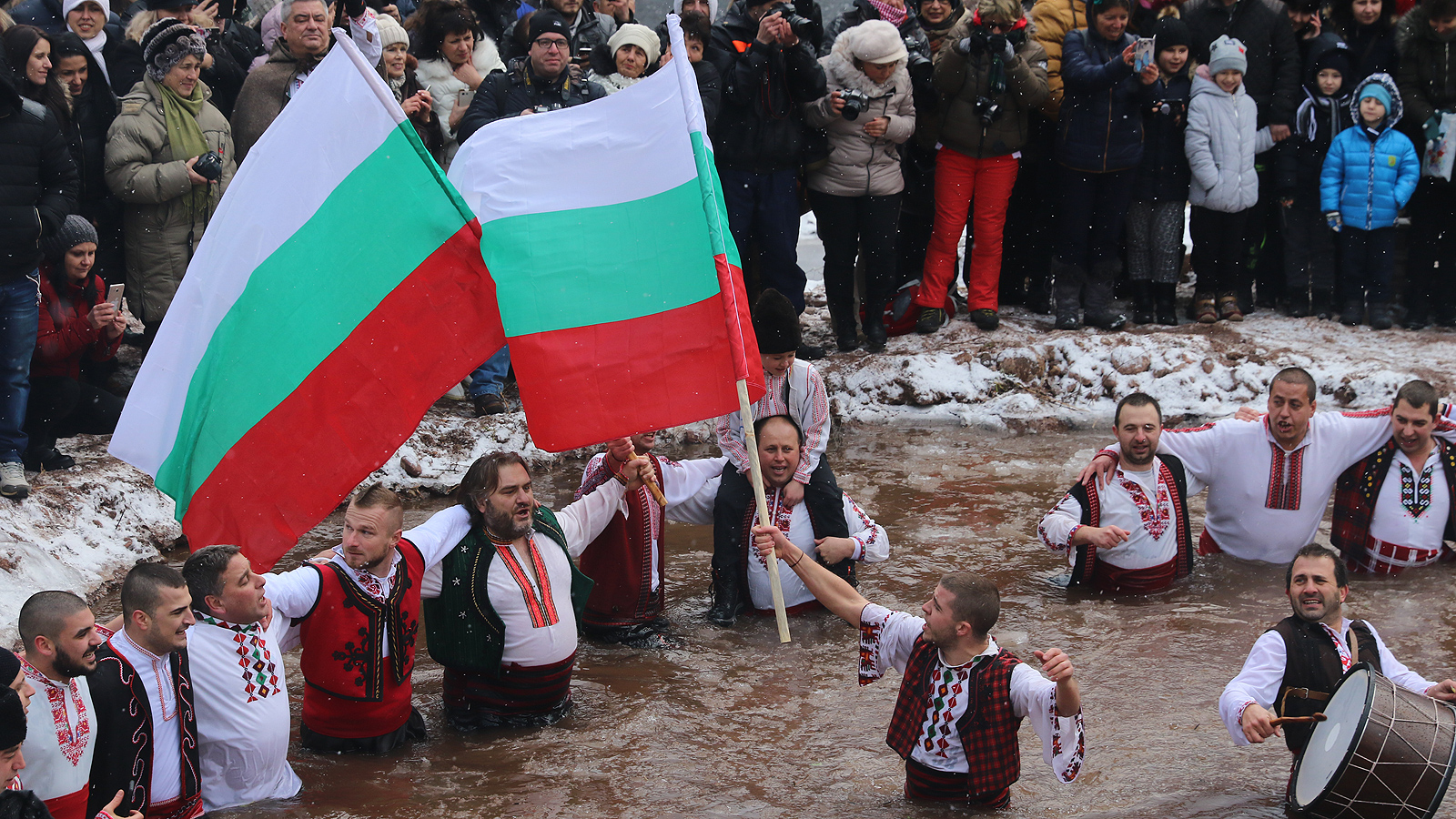 Богоявление и мъжко хоро в ледените води в село Зверино