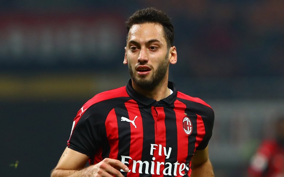 Манчестър Юнайтед е хвърлил око на халфа на Милан Хакан