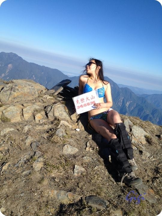 Тайванката Джиджи Ву беше известна с това, че се снимаше на върха на планини по бански. Тя почина при поредното изкачване
