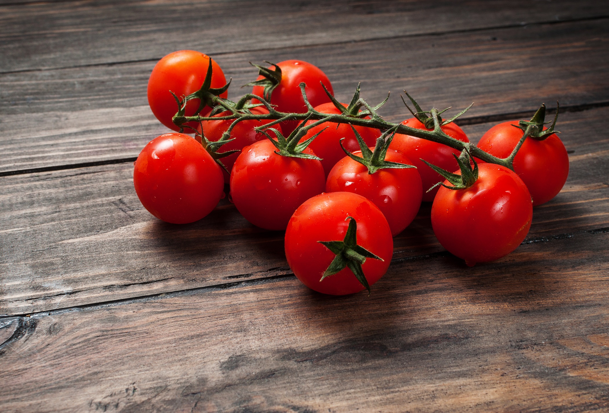 <p><strong>Домати</strong></p>

<p>Високото съдържание на вода и изобилие от витамини прави доматите основен полезен продукт. Това, което наистина ги кара да блестят, е техният ликопен &ndash; силен антиоксидант, който неутрализира свободните радикали, които състаряват кожата и причиняват бръчки.</p>