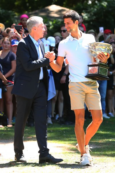 Новак Джокович позира с трофея от Откритото първенство на Австралия1