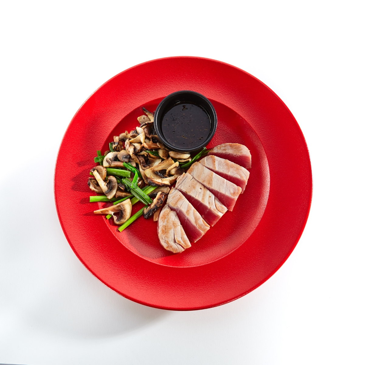 Яжте в червена чиния. Експеримент показва, че хората пият по-малко и ядат в по-малки количества, когато им се сервира в червени чаши и чинии. Според учените това може да се дължи на факта, че червеното действа на подсъзнанието като знак "Стоп". 