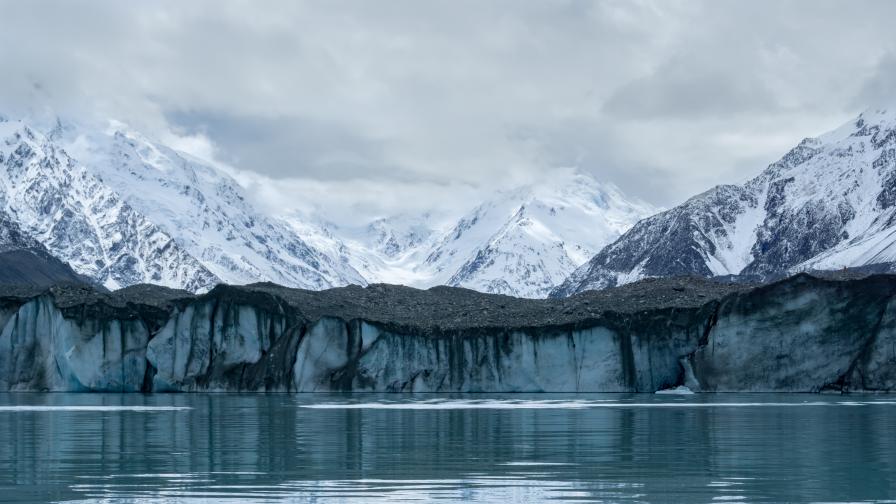 Най-големият ледник в Нова Зеландия се разпада