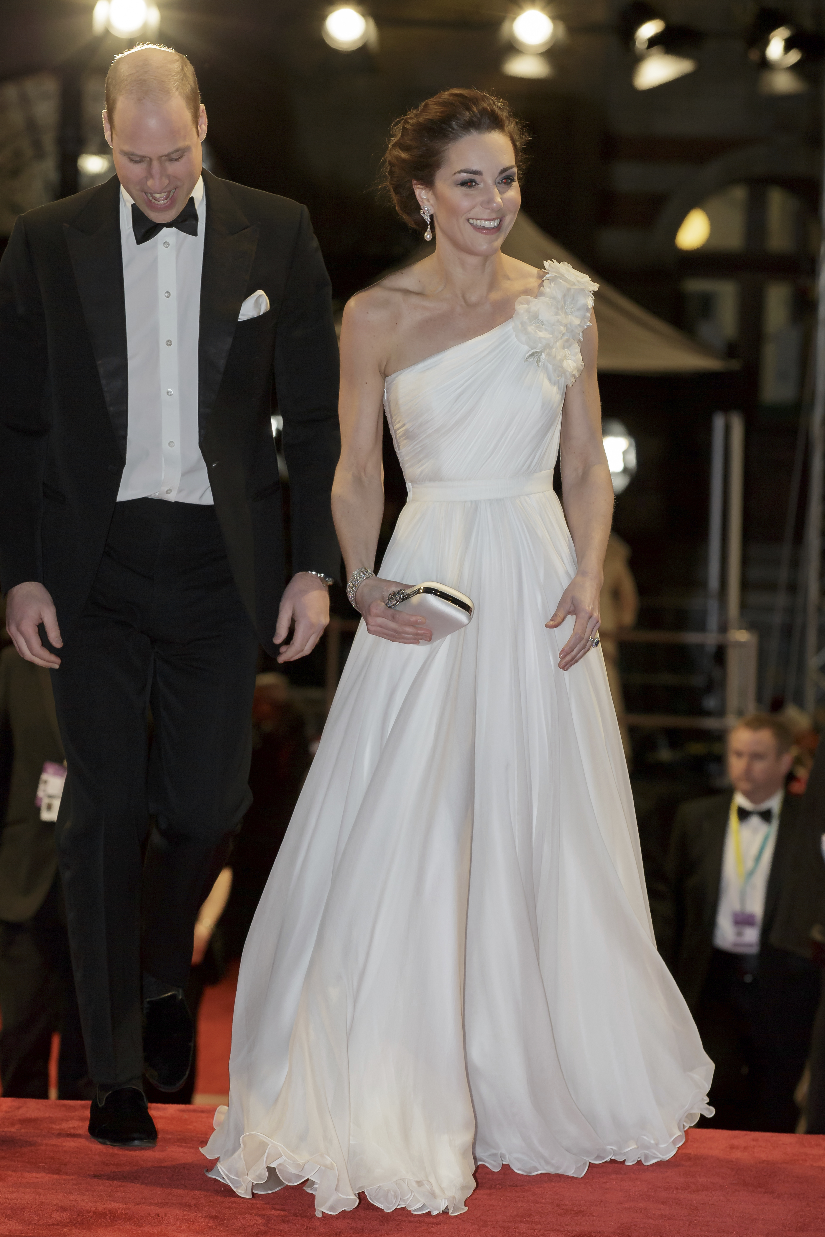 Херцогинята в бяло - Кейт обра точките на наградите "Бафта". Тя бе заедно с принц Уилям.
