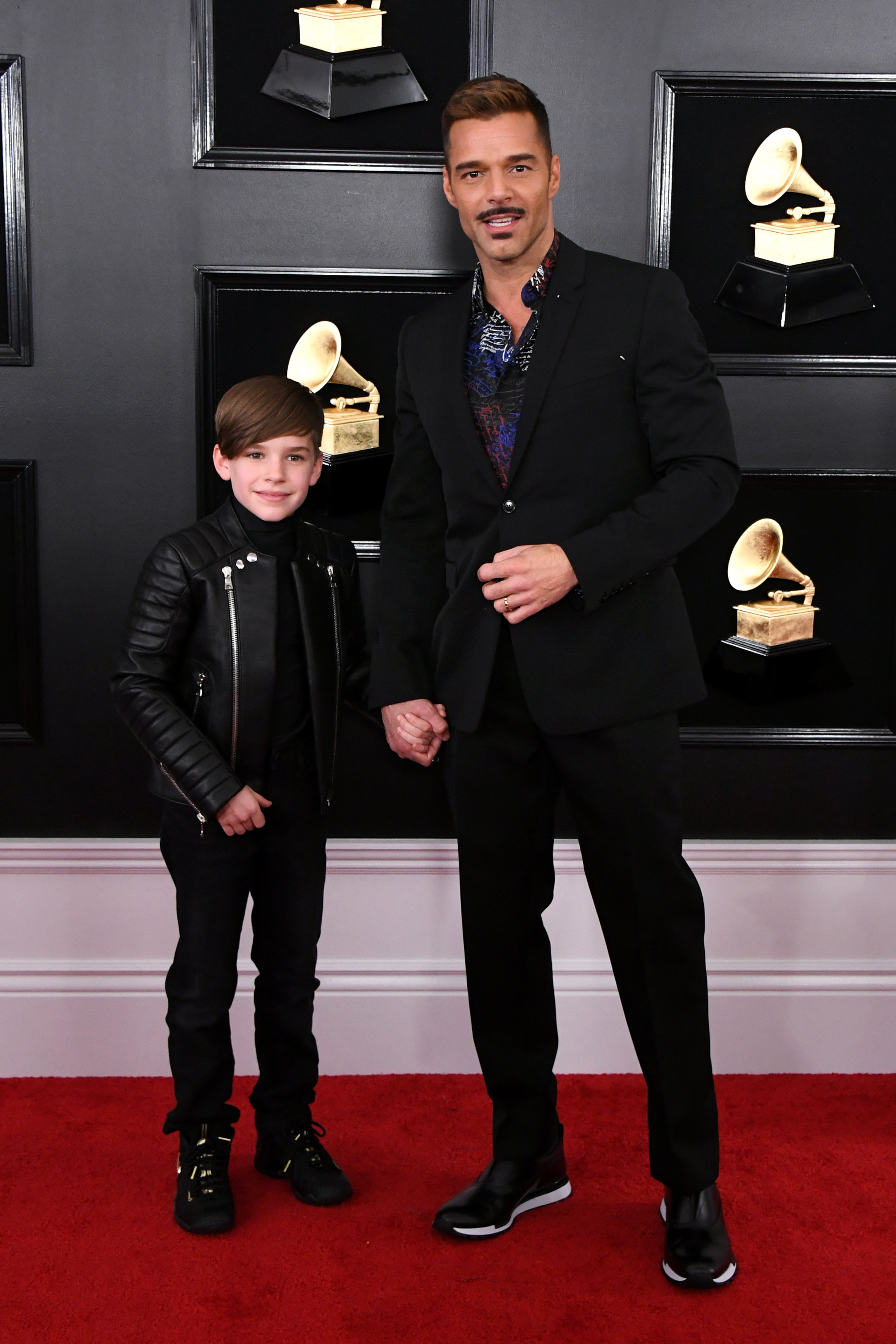 На наградите "Грами" певецът се появи не със своя съпруг - художникът Джоан Юзеф, а със сина им Матео. 10-годишното момченце беше облечено изцяло в черно, в спортно-елегантен стил. Матео има брат близнак Валентино, а наскоро двамата се сдобиха със сестричка.