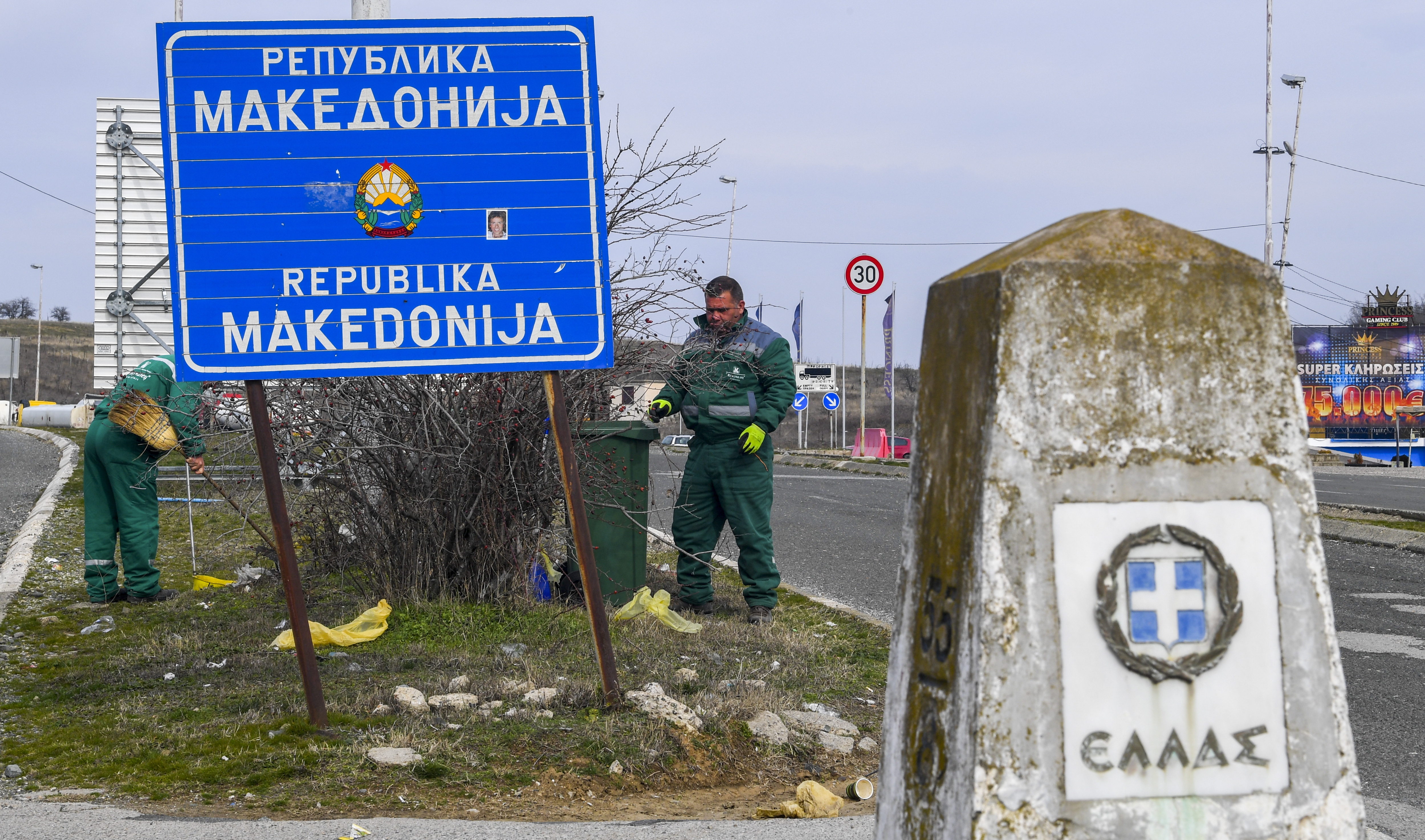 В рамките на 7 дни ще трябва да се промени софтуера, така че всички институции на държавно и местно ниво да бъдат с новото име. Промяната на всички табели на местно ниво трябва да приключи в рамките на четири месеца.