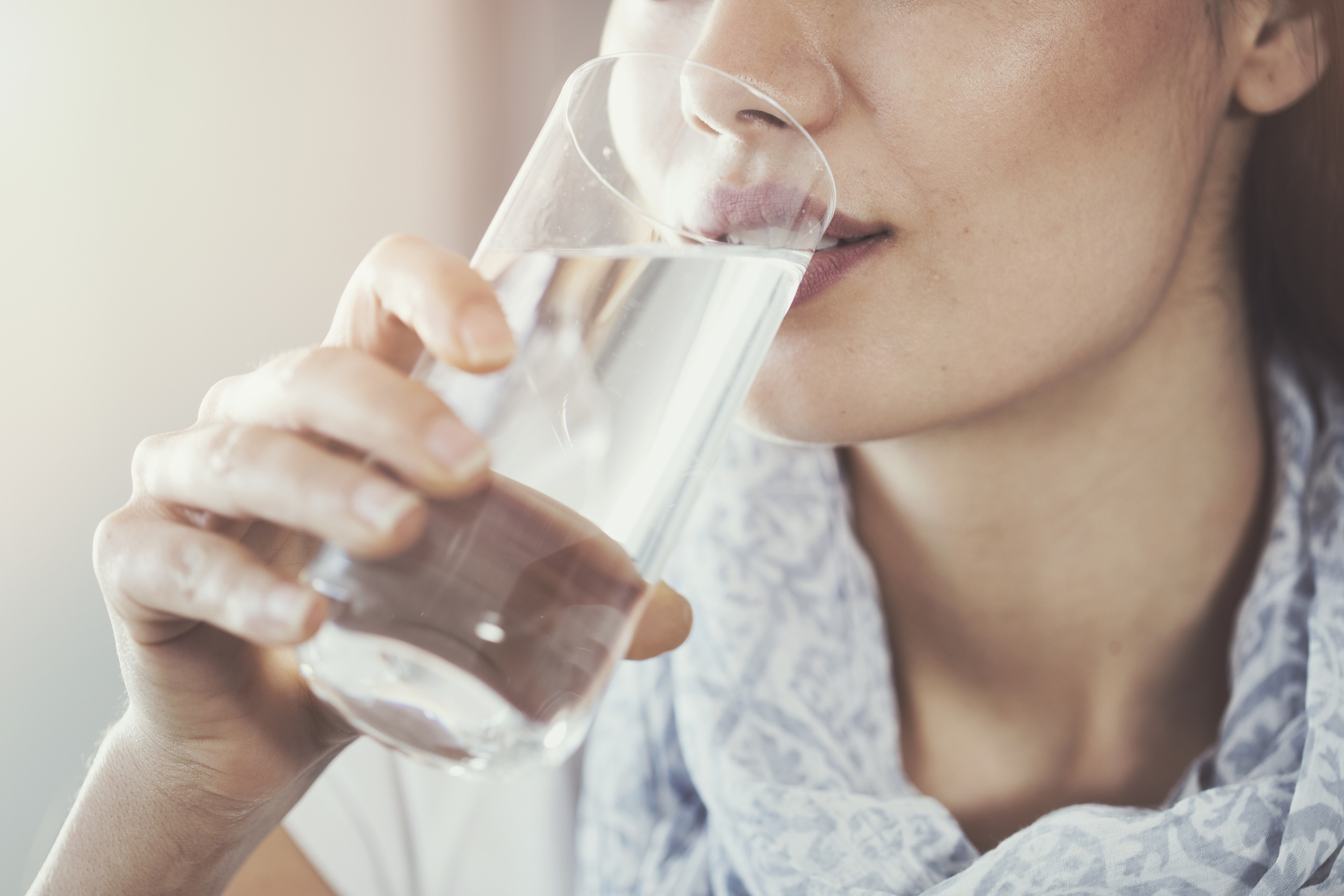 Друго правило е да пиете вода преди хранене.<br />
Счита се за добра практика да се пие по малко вода преди всяко хранене, тъй като това помага да не се чувствате толкова гладни, което, от своя страна, ви предпазва от преяждане. Пиенето на чаша вода около половин час преди хранене също е добър метод за подпомагане на храносмилането.