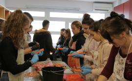  Доброволци в обществената кухня 